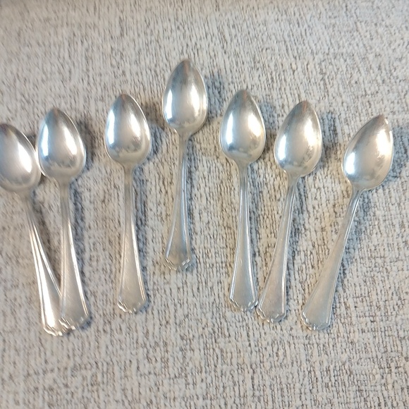 Rogers silver plate 7 baby size spoons - Picture 1 of 3